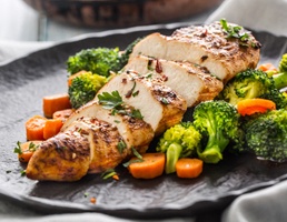 Chicken breast with carrots and broccoli